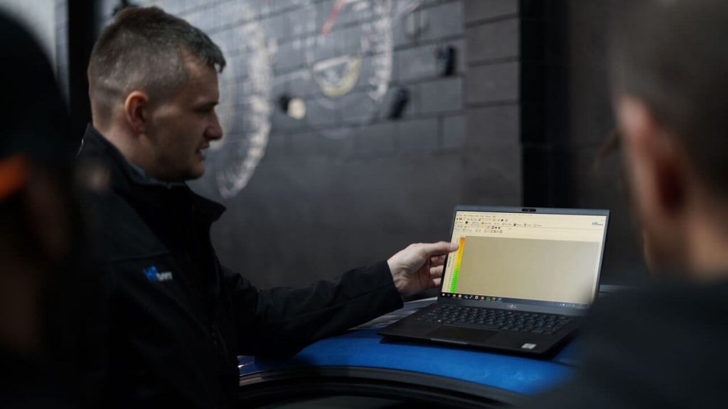 指着笔记本电脑的技术支持